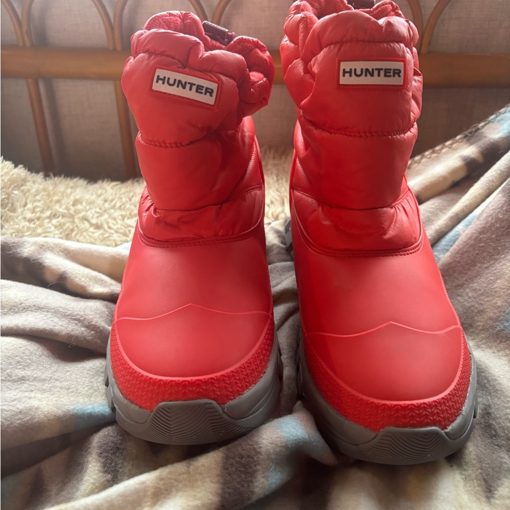 Hunter women’s Red Insulated Snow Boots